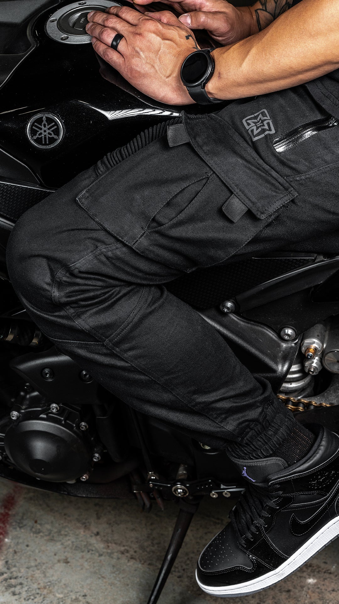 Fahrer in CRB Cargo Motorradjeans