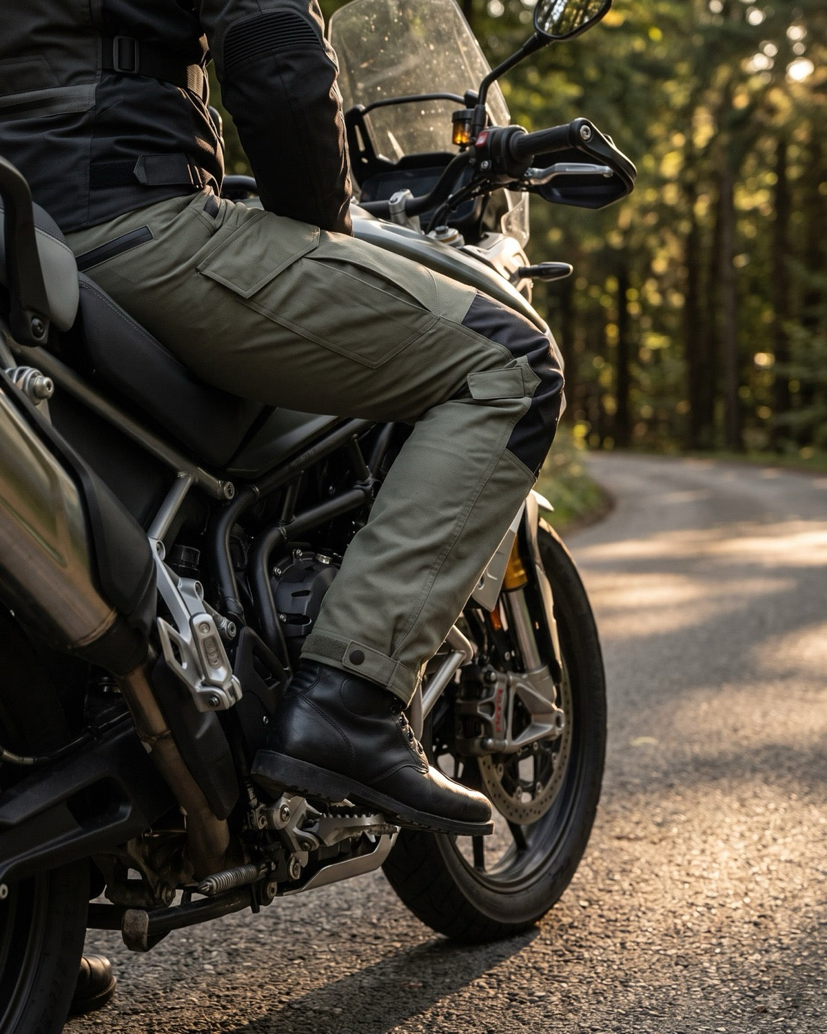 CRB Tactical Motorradhose auf dem Motorrad